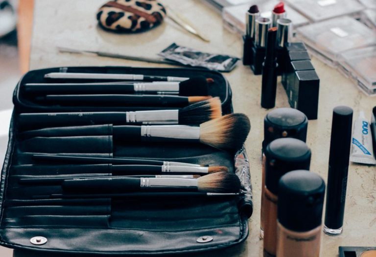 Innowacyjne narzędzia kosmetyczne dla makijażystów - sprzęt ułatwiający precyzyjną pracę